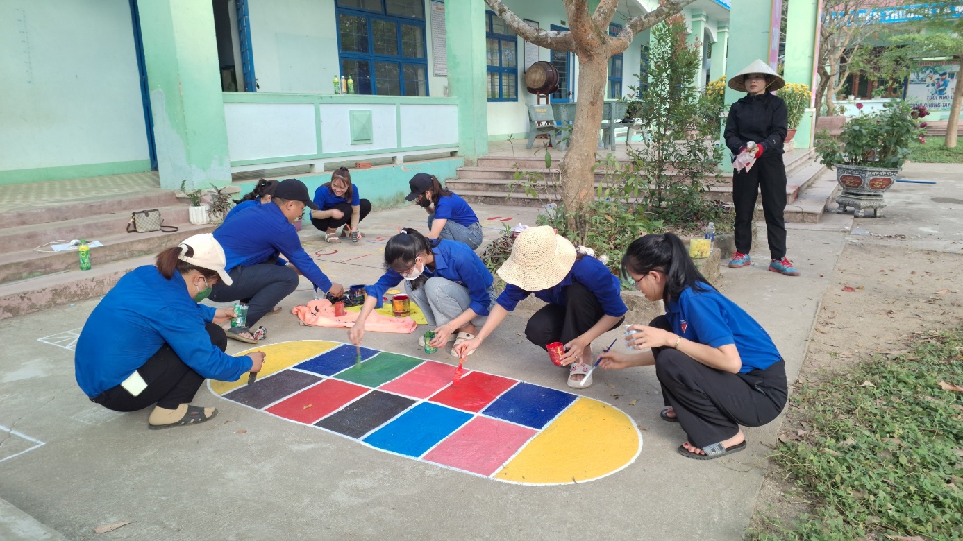 Một nhóm người đang vẽ tranh trên mặt đất Mô tả được tạo tự động