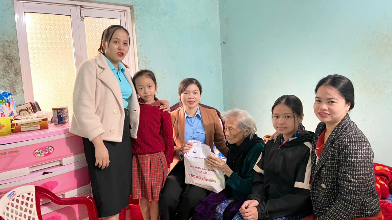 A group of people posing for a photo

Description automatically generated