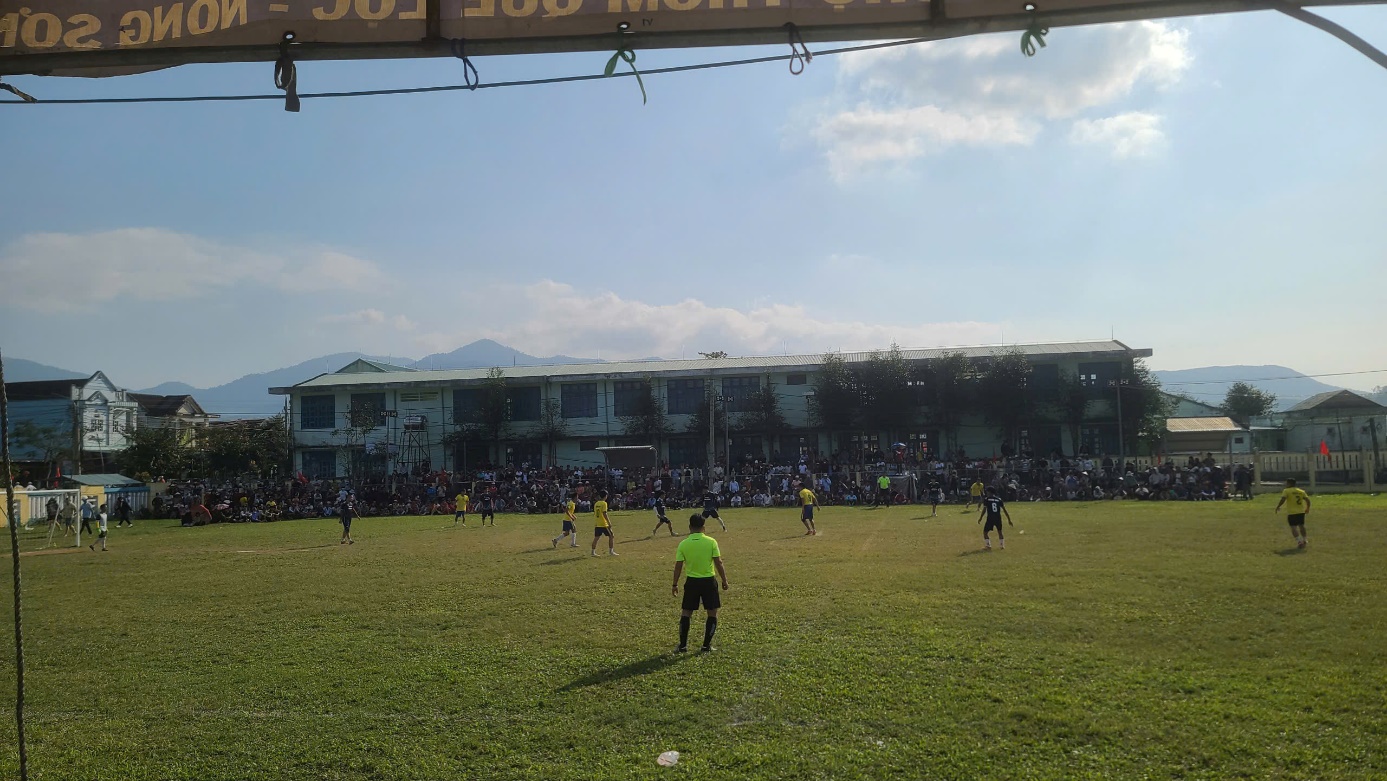 A group of people playing football

Description automatically generated