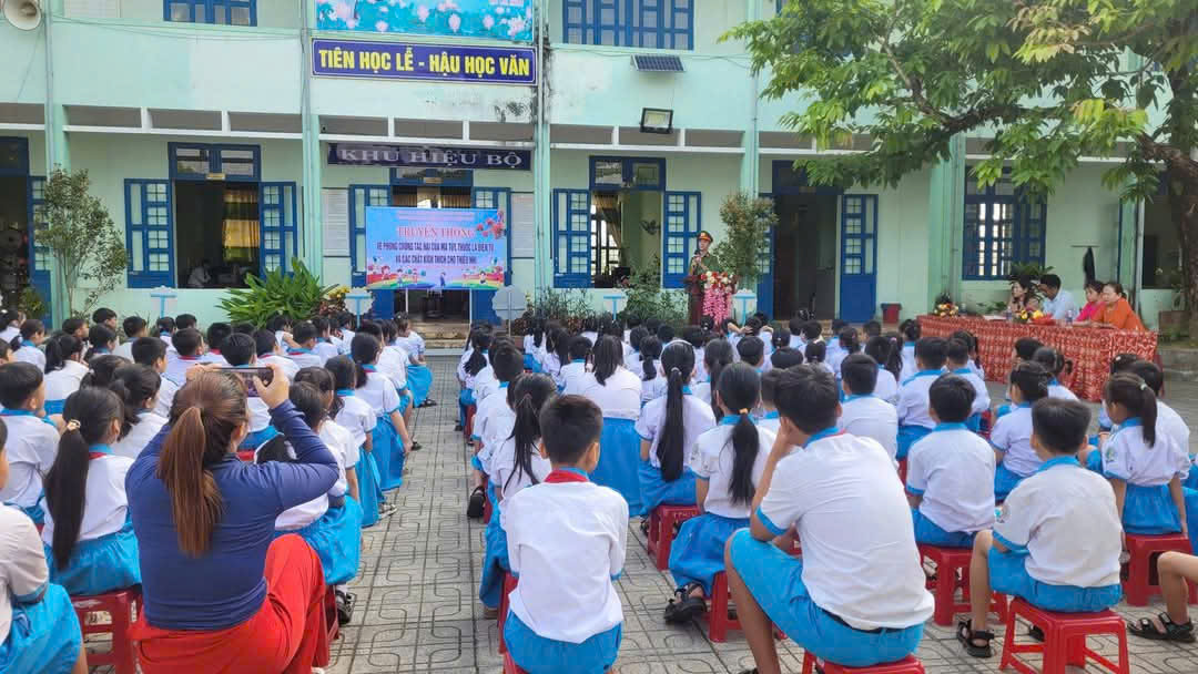 A group of children sitting in a row

Description automatically generated