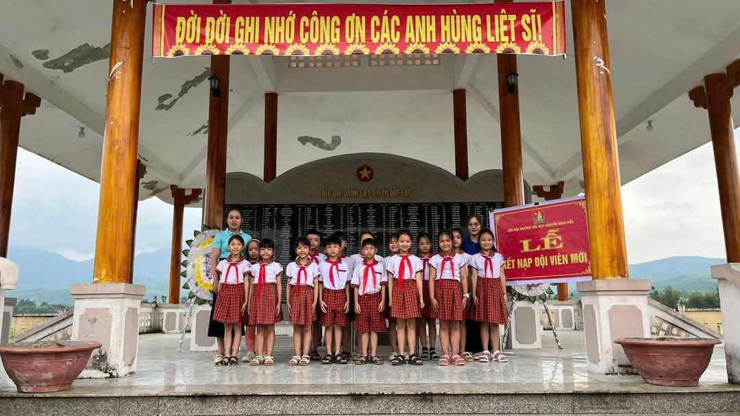 A group of children standing in front of a stage

Description automatically generated
